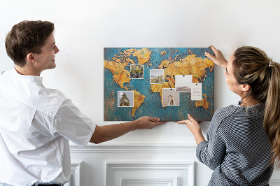 Korktafel mit Weltkarte in warmen Brauntönen