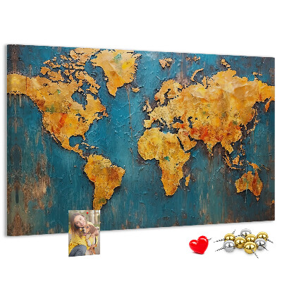 Korktafel mit Weltkarte in warmen Brauntönen