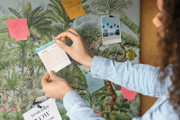 Bild mit Korkrückwand tropischer Wald mit Wildtieren und Vögeln