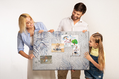 Korktafel zarte Blätter auf grauem Hintergrund