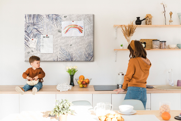 Korktafel zarte Blätter auf grauem Hintergrund