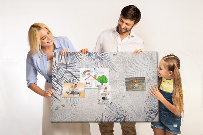 Korktafel zarte Blätter auf grauem Hintergrund