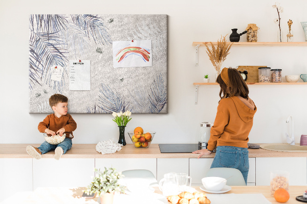 Korktafel zarte Blätter auf grauem Hintergrund