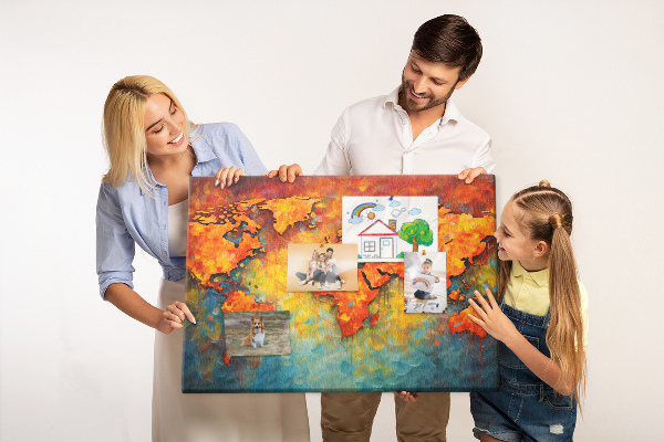 Weltkarte mit Korkrückwand in intensiven Farben