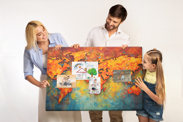 Weltkarte mit Korkrückwand in intensiven Farben