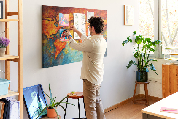 Weltkarte mit Korkrückwand in intensiven Farben