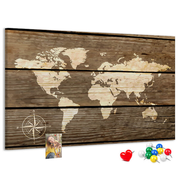 Weltkarte mit Korkrückwand auf einem Hintergrund aus Holzbrettern