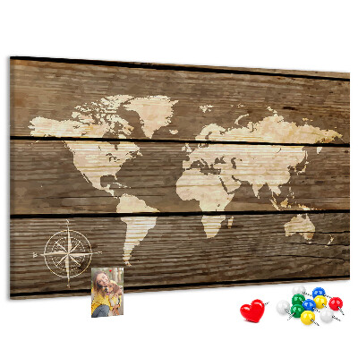 Weltkarte mit Korkrückwand auf einem Hintergrund aus Holzbrettern
