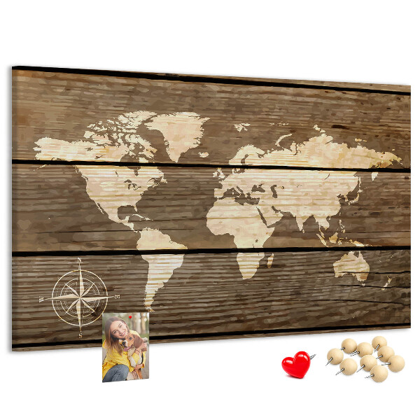 Weltkarte mit Korkrückwand auf einem Hintergrund aus Holzbrettern