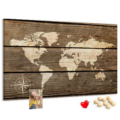 Weltkarte mit Korkrückwand auf einem Hintergrund aus Holzbrettern