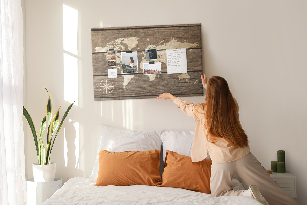 Weltkarte mit Korkrückwand auf einem Hintergrund aus Holzbrettern