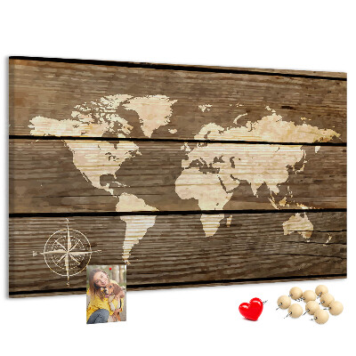 Weltkarte mit Korkrückwand auf einem Hintergrund aus Holzbrettern