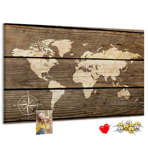 Weltkarte mit Korkrückwand auf einem Hintergrund aus Holzbrettern