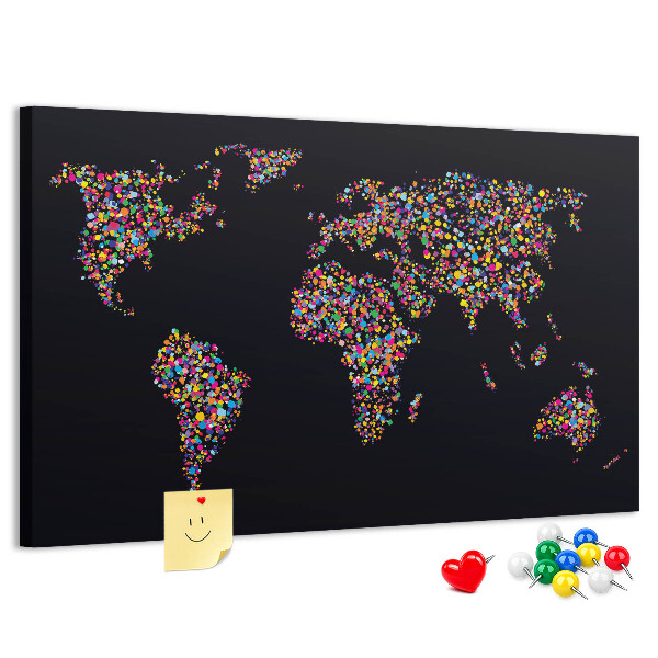 Korktafel mit bunter Weltkarte und Herzen