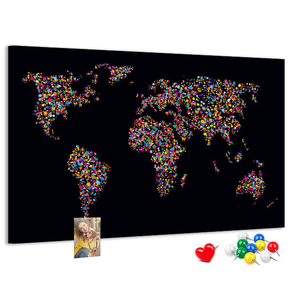 Korktafel mit bunter Weltkarte und Herzen