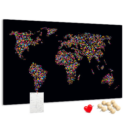 Korktafel mit bunter Weltkarte und Herzen