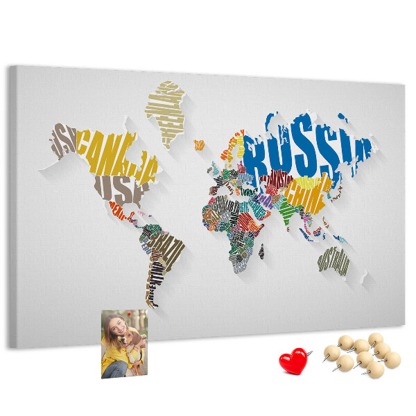 Kork-Pinnwand mit bunter Weltkarte und Ländernamen