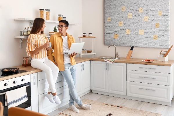Korktafel mit weißem Backsteinmauer-Motiv und bunten Reißzwecken