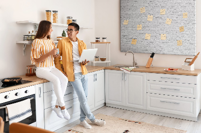 Korktafel mit weißem Backsteinmauer-Motiv und bunten Reißzwecken