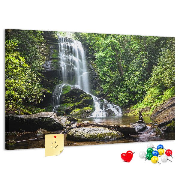 Pinnwand aus Kork mit Motiv Wasserfall in einem grünen Bergwald