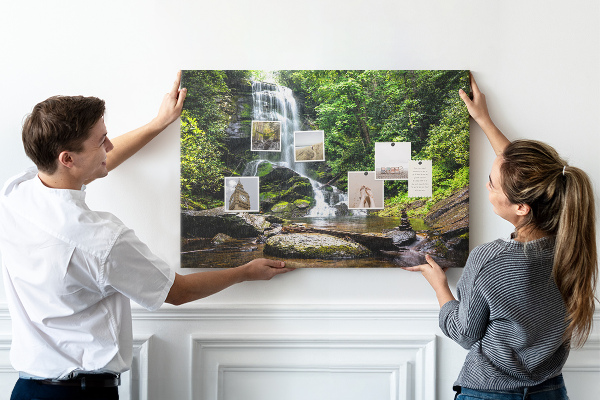 Pinnwand aus Kork mit Motiv Wasserfall in einem grünen Bergwald