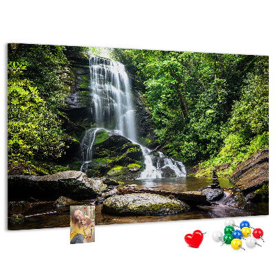 Pinnwand aus Kork mit Motiv Wasserfall in einem grünen Bergwald