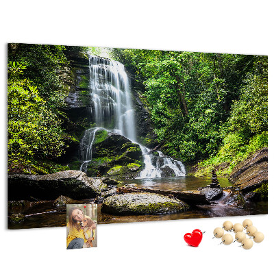 Pinnwand aus Kork mit Motiv Wasserfall in einem grünen Bergwald