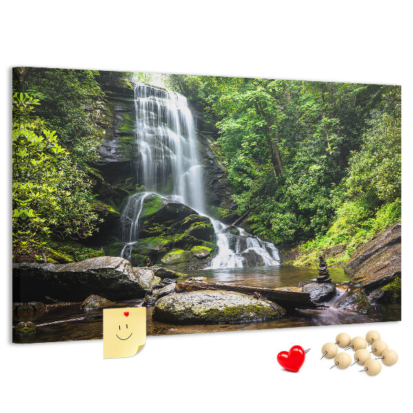 Pinnwand aus Kork mit Motiv Wasserfall in einem grünen Bergwald