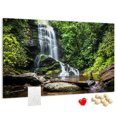 Pinnwand aus Kork mit Motiv Wasserfall in einem grünen Bergwald
