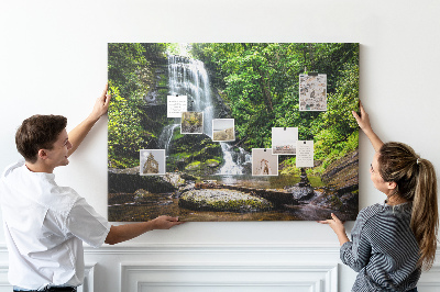 Pinnwand aus Kork mit Motiv Wasserfall in einem grünen Bergwald