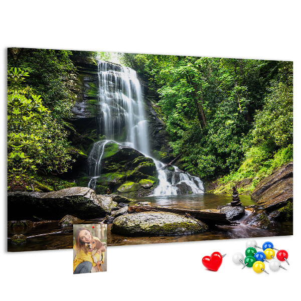 Pinnwand aus Kork mit Motiv Wasserfall in einem grünen Bergwald