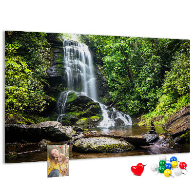Pinnwand aus Kork mit Motiv Wasserfall in einem grünen Bergwald