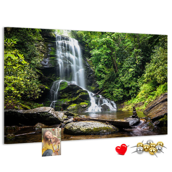 Pinnwand aus Kork mit Motiv Wasserfall in einem grünen Bergwald