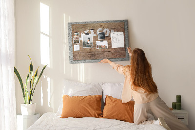 Willkommensschild aus Holz mit Korkbild-Inschrift