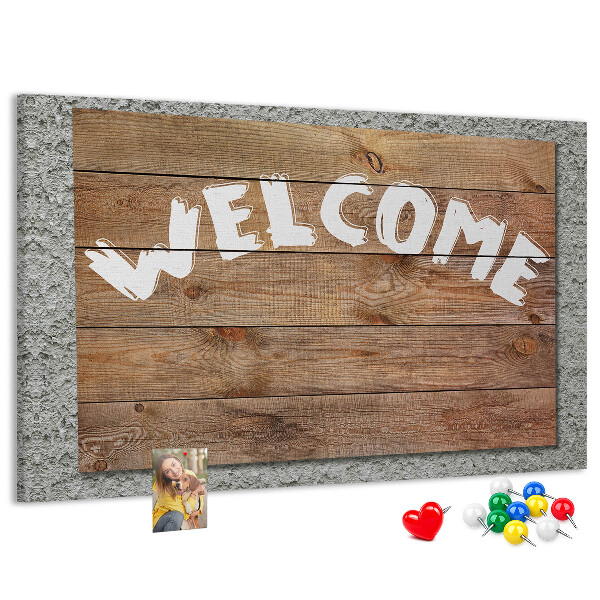 Willkommensschild aus Holz mit Korkbild-Inschrift
