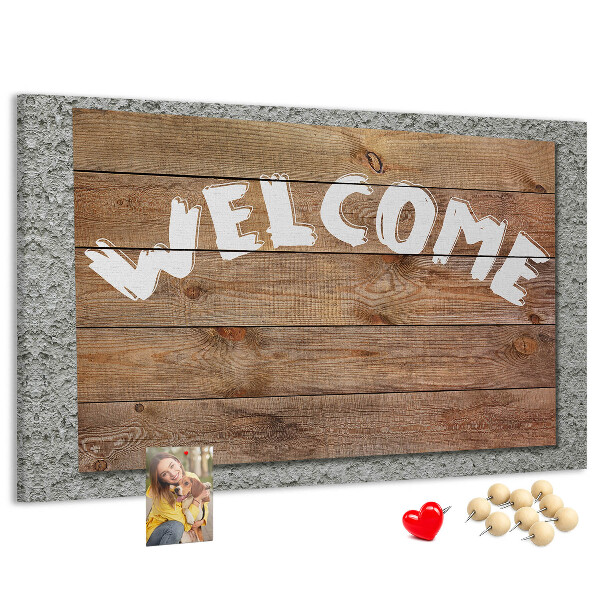 Willkommensschild aus Holz mit Korkbild-Inschrift