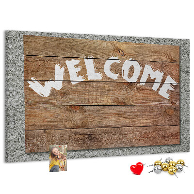 Willkommensschild aus Holz mit Korkbild-Inschrift