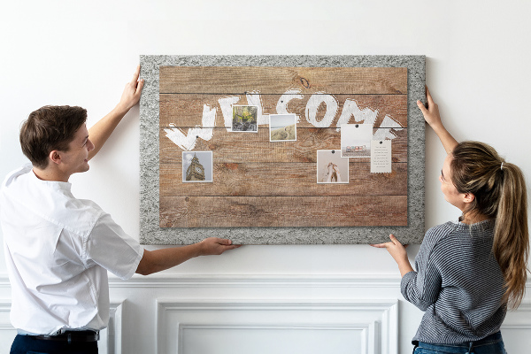 Willkommensschild aus Holz mit Korkbild-Inschrift