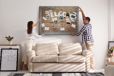 Willkommensschild aus Holz mit Korkbild-Inschrift