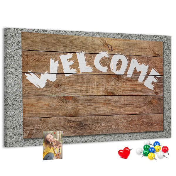 Willkommensschild aus Holz mit Korkbild-Inschrift