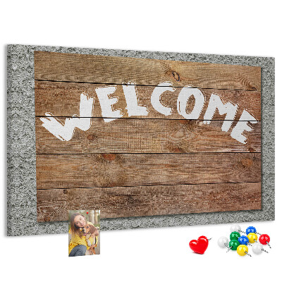 Willkommensschild aus Holz mit Korkbild-Inschrift