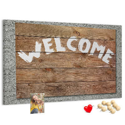Willkommensschild aus Holz mit Korkbild-Inschrift
