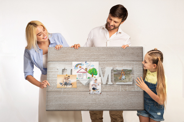 Kork-Pinnwand mit stilvollem HOME-Schriftzug und Herz