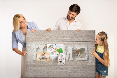 Kork-Pinnwand mit stilvollem HOME-Schriftzug und Herz