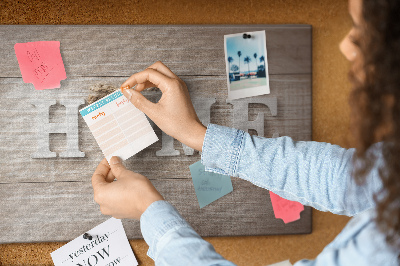 Kork-Pinnwand mit stilvollem HOME-Schriftzug und Herz