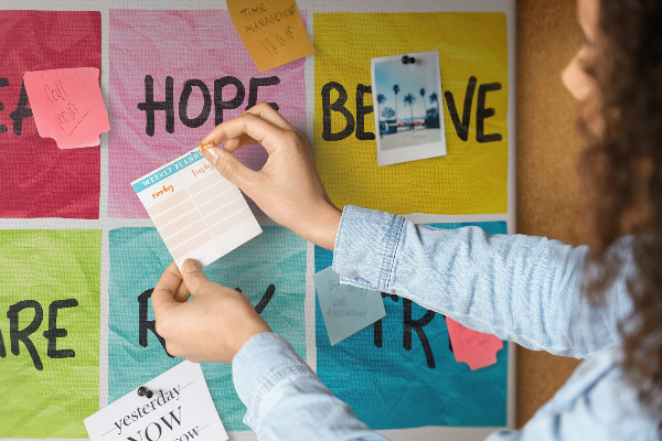 Bilder mit Korkrückwand farbenfrohe Karten mit inspirierenden Slogans