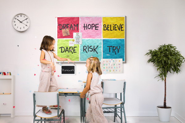 Bilder mit Korkrückwand farbenfrohe Karten mit inspirierenden Slogans