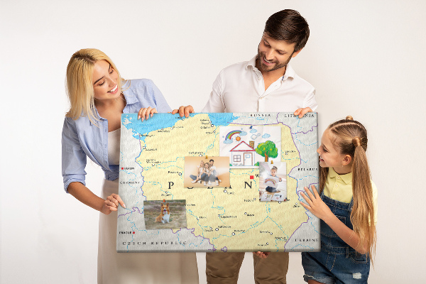 Korktafel mit einer Karte von Polen und hervorgehobenem Warschau
