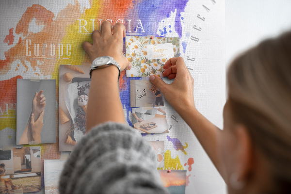Kork-Pinnwand weltkarte im bunten aquarellstil