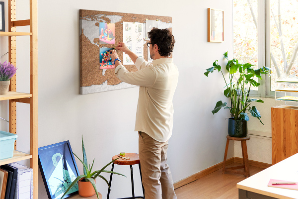 Weltkarte aus Kork zum Anstecken mit Korkrückwand